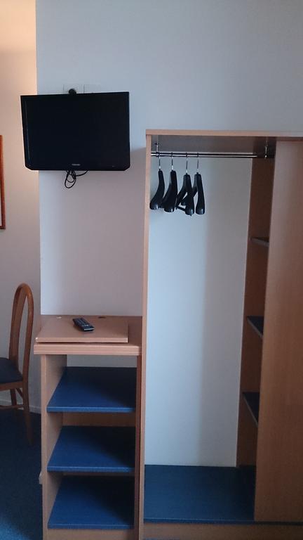 Hotel Du Parc - Pirates Chasseneuil-du-Poitou Zimmer foto