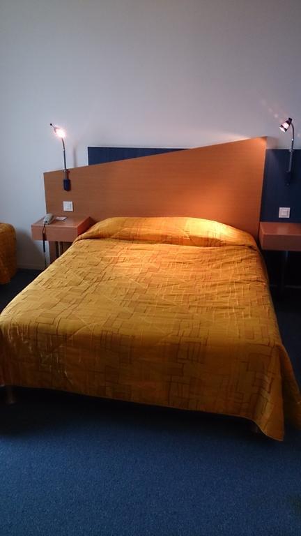 Hotel Du Parc - Pirates Chasseneuil-du-Poitou Zimmer foto